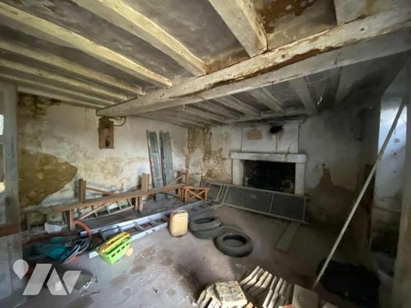 Maison en ruine dans un environnement calme, avec terrain, située dans un cadre paisible, cette...