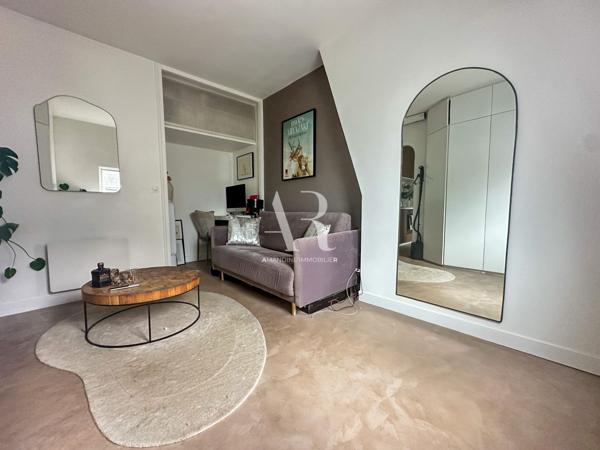 Paris (75009) Studio lumineux et optimisé – Dernier étage avec ascenseur – Rue des Martyrs, Paris 9e