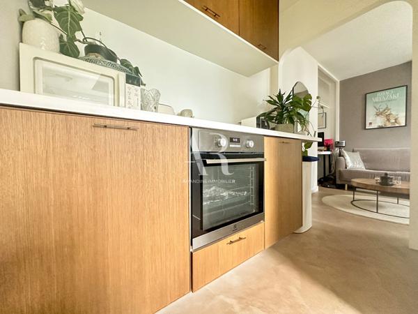 Paris (75009) Studio lumineux et optimisé – Dernier étage avec ascenseur – Rue des Martyrs, Paris 9e