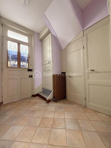 Maison de ville sur deux étages située proche des commerces et de la mer.

Elle est composée d'une entrée desservant sur un séjour, une cuisine, un WC indépendant ainsi qu'une cave.

Au premier étage, un palier donnant sur une salle d'eau à créer ainsi qu'une chambre.

Au deuxième étage, un palier desservant deux chambres, un WC indépendant et une salle d'eau. 

Double vitrage PVC/ Chauffage gaz de ville (chaudière de 2024)
Travaux à prévoir. 

Beau potentiel ! Lumineux.