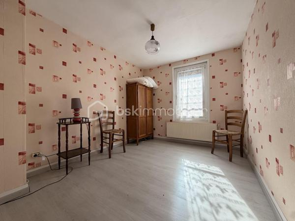 Maison de ville sur deux étages située proche des commerces et de la mer.

Elle est composée d'une entrée desservant sur un séjour, une cuisine, un WC indépendant ainsi qu'une cave.

Au premier étage, un palier donnant sur une salle d'eau à créer ainsi qu'une chambre.

Au deuxième étage, un palier desservant deux chambres, un WC indépendant et une salle d'eau. 

Double vitrage PVC/ Chauffage gaz de ville (chaudière de 2024)
Travaux à prévoir. 

Beau potentiel ! Lumineux.