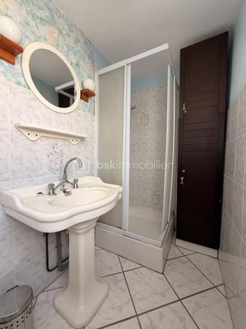Maison de ville sur deux étages située proche des commerces et de la mer.

Elle est composée d'une entrée desservant sur un séjour, une cuisine, un WC indépendant ainsi qu'une cave.

Au premier étage, un palier donnant sur une salle d'eau à créer ainsi qu'une chambre.

Au deuxième étage, un palier desservant deux chambres, un WC indépendant et une salle d'eau. 

Double vitrage PVC/ Chauffage gaz de ville (chaudière de 2024)
Travaux à prévoir. 

Beau potentiel ! Lumineux.