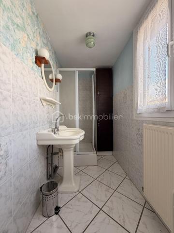Maison de ville sur deux étages située proche des commerces et de la mer.

Elle est composée d'une entrée desservant sur un séjour, une cuisine, un WC indépendant ainsi qu'une cave.

Au premier étage, un palier donnant sur une salle d'eau à créer ainsi qu'une chambre.

Au deuxième étage, un palier desservant deux chambres, un WC indépendant et une salle d'eau. 

Double vitrage PVC/ Chauffage gaz de ville (chaudière de 2024)
Travaux à prévoir. 

Beau potentiel ! Lumineux.