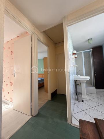 Maison de ville sur deux étages située proche des commerces et de la mer.

Elle est composée d'une entrée desservant sur un séjour, une cuisine, un WC indépendant ainsi qu'une cave.

Au premier étage, un palier donnant sur une salle d'eau à créer ainsi qu'une chambre.

Au deuxième étage, un palier desservant deux chambres, un WC indépendant et une salle d'eau. 

Double vitrage PVC/ Chauffage gaz de ville (chaudière de 2024)
Travaux à prévoir. 

Beau potentiel ! Lumineux.