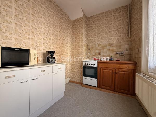 Maison de ville sur deux étages située proche des commerces et de la mer.

Elle est composée d'une entrée desservant sur un séjour, une cuisine, un WC indépendant ainsi qu'une cave.

Au premier étage, un palier donnant sur une salle d'eau à créer ainsi qu'une chambre.

Au deuxième étage, un palier desservant deux chambres, un WC indépendant et une salle d'eau. 

Double vitrage PVC/ Chauffage gaz de ville (chaudière de 2024)
Travaux à prévoir. 

Beau potentiel ! Lumineux.