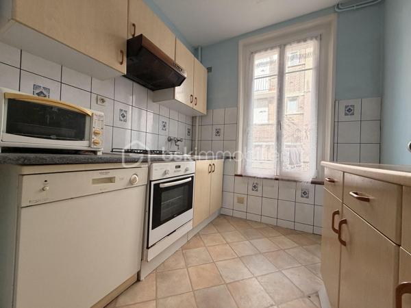 Maison de ville sur deux étages située proche des commerces et de la mer.

Elle est composée d'une entrée desservant sur un séjour, une cuisine, un WC indépendant ainsi qu'une cave.

Au premier étage, un palier donnant sur une salle d'eau à créer ainsi qu'une chambre.

Au deuxième étage, un palier desservant deux chambres, un WC indépendant et une salle d'eau. 

Double vitrage PVC/ Chauffage gaz de ville (chaudière de 2024)
Travaux à prévoir. 

Beau potentiel ! Lumineux.