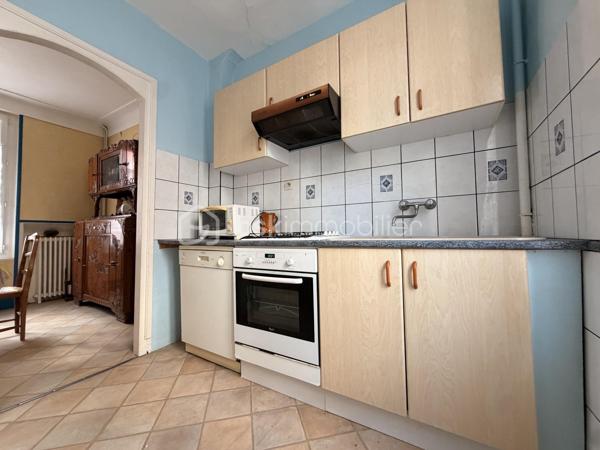 Maison de ville sur deux étages située proche des commerces et de la mer.

Elle est composée d'une entrée desservant sur un séjour, une cuisine, un WC indépendant ainsi qu'une cave.

Au premier étage, un palier donnant sur une salle d'eau à créer ainsi qu'une chambre.

Au deuxième étage, un palier desservant deux chambres, un WC indépendant et une salle d'eau. 

Double vitrage PVC/ Chauffage gaz de ville (chaudière de 2024)
Travaux à prévoir. 

Beau potentiel ! Lumineux.