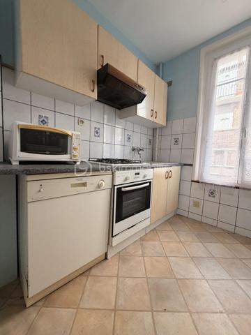 Maison de ville sur deux étages située proche des commerces et de la mer.

Elle est composée d'une entrée desservant sur un séjour, une cuisine, un WC indépendant ainsi qu'une cave.

Au premier étage, un palier donnant sur une salle d'eau à créer ainsi qu'une chambre.

Au deuxième étage, un palier desservant deux chambres, un WC indépendant et une salle d'eau. 

Double vitrage PVC/ Chauffage gaz de ville (chaudière de 2024)
Travaux à prévoir. 

Beau potentiel ! Lumineux.
