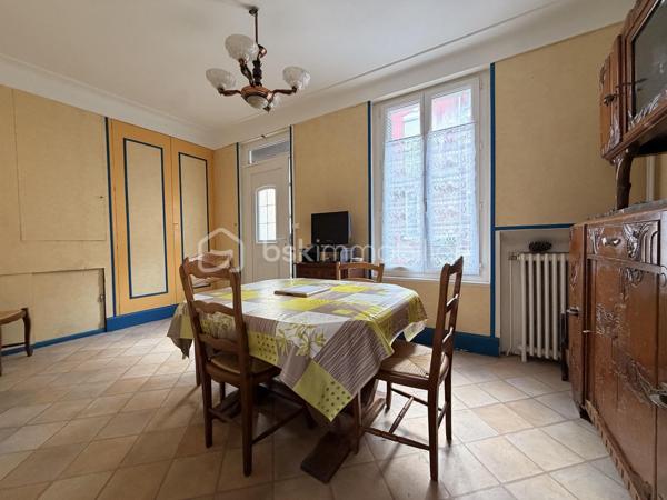 Maison de ville sur deux étages située proche des commerces et de la mer.

Elle est composée d'une entrée desservant sur un séjour, une cuisine, un WC indépendant ainsi qu'une cave.

Au premier étage, un palier donnant sur une salle d'eau à créer ainsi qu'une chambre.

Au deuxième étage, un palier desservant deux chambres, un WC indépendant et une salle d'eau. 

Double vitrage PVC/ Chauffage gaz de ville (chaudière de 2024)
Travaux à prévoir. 

Beau potentiel ! Lumineux.