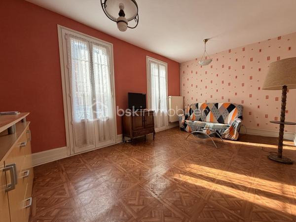 Maison de ville sur deux étages située proche des commerces et de la mer.

Elle est composée d'une entrée desservant sur un séjour, une cuisine, un WC indépendant ainsi qu'une cave.

Au premier étage, un palier donnant sur une salle d'eau à créer ainsi qu'une chambre.

Au deuxième étage, un palier desservant deux chambres, un WC indépendant et une salle d'eau. 

Double vitrage PVC/ Chauffage gaz de ville (chaudière de 2024)
Travaux à prévoir. 

Beau potentiel ! Lumineux.