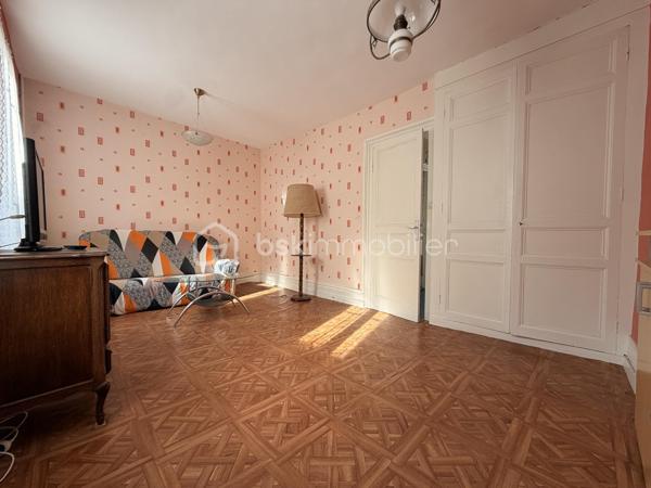 Maison de ville sur deux étages située proche des commerces et de la mer.

Elle est composée d'une entrée desservant sur un séjour, une cuisine, un WC indépendant ainsi qu'une cave.

Au premier étage, un palier donnant sur une salle d'eau à créer ainsi qu'une chambre.

Au deuxième étage, un palier desservant deux chambres, un WC indépendant et une salle d'eau. 

Double vitrage PVC/ Chauffage gaz de ville (chaudière de 2024)
Travaux à prévoir. 

Beau potentiel ! Lumineux.