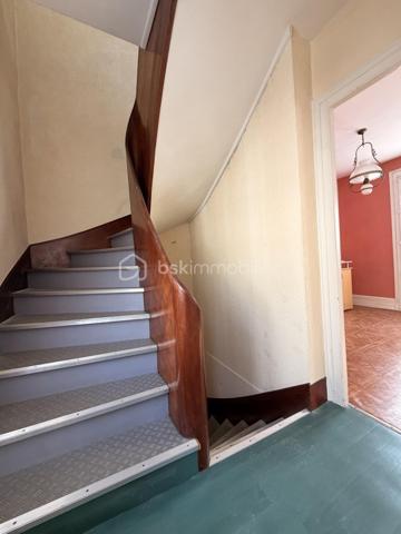 Maison de ville sur deux étages située proche des commerces et de la mer.

Elle est composée d'une entrée desservant sur un séjour, une cuisine, un WC indépendant ainsi qu'une cave.

Au premier étage, un palier donnant sur une salle d'eau à créer ainsi qu'une chambre.

Au deuxième étage, un palier desservant deux chambres, un WC indépendant et une salle d'eau. 

Double vitrage PVC/ Chauffage gaz de ville (chaudière de 2024)
Travaux à prévoir. 

Beau potentiel ! Lumineux.