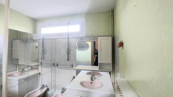 Maison de 6 pièces, 5 chambres, garage et jardin