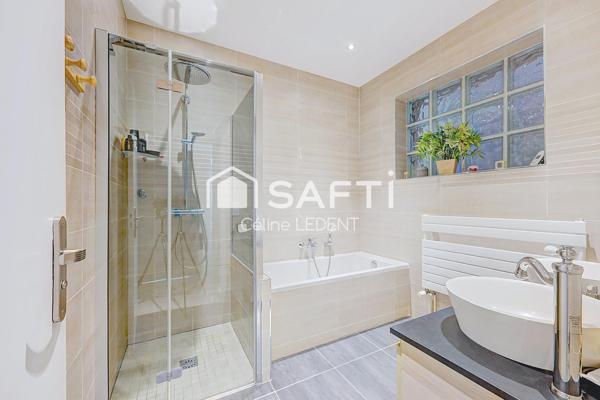 Maison de caractère haut de gamme de plus de 200m2 habitables avec jardin paysager et piscine chauffée