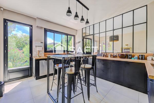 Maison de caractère haut de gamme de plus de 200m2 habitables avec jardin paysager et piscine chauffée