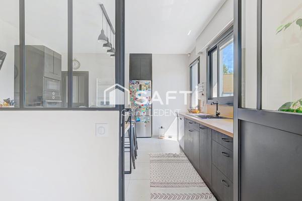 Maison de caractère haut de gamme de plus de 200m2 habitables avec jardin paysager et piscine chauffée
