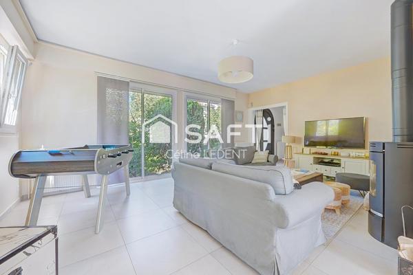 Maison de caractère haut de gamme de plus de 200m2 habitables avec jardin paysager et piscine chauffée