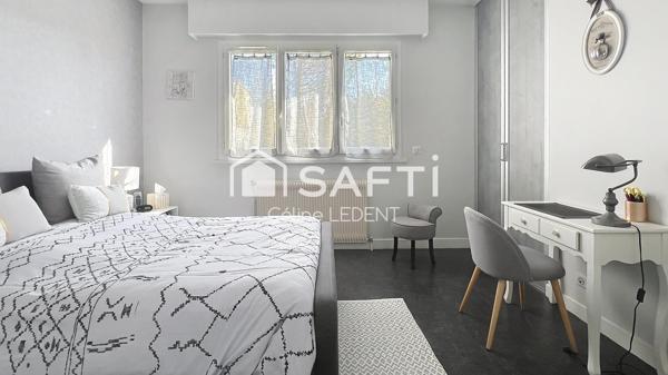 Maison de caractère haut de gamme de plus de 200m2 habitables avec jardin paysager et piscine chauffée