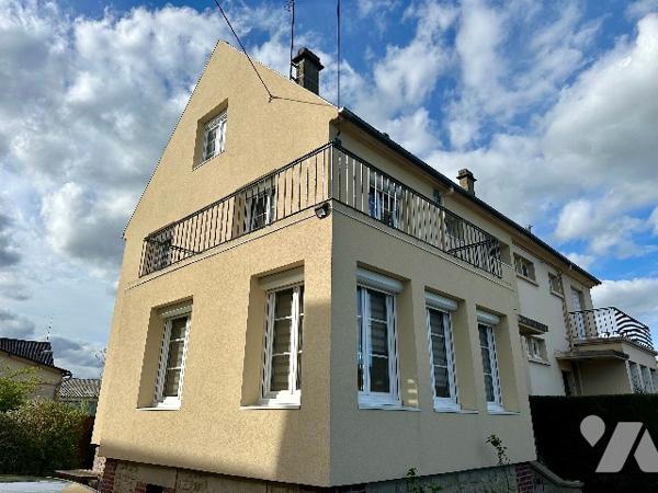 Située dans le centre de GOURNAY EN BRAY, charmante maison entièrement rénovée.