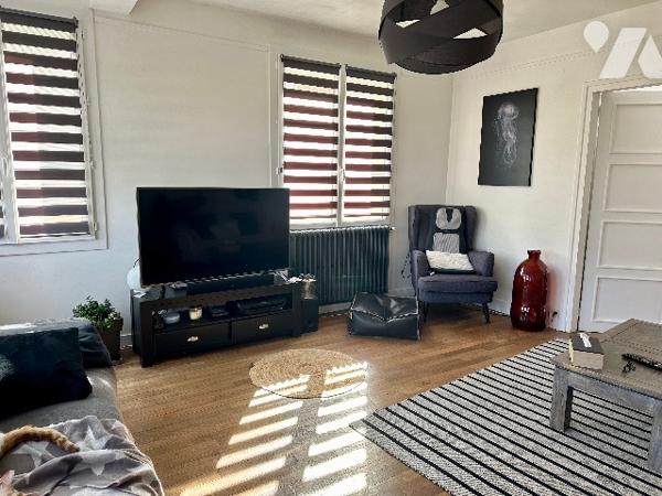 Située dans le centre de GOURNAY EN BRAY, charmante maison entièrement rénovée.