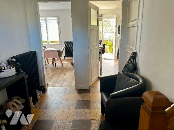 Située dans le centre de GOURNAY EN BRAY, charmante maison entièrement rénovée.