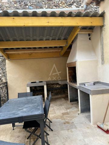 MAISON DE VILLAGE AVEC GARAGE, COUR, TERRASSE ET JACUZZI