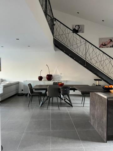 MAISON DE VILLAGE AVEC GARAGE, COUR, TERRASSE ET JACUZZI