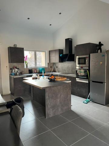 MAISON DE VILLAGE AVEC GARAGE, COUR, TERRASSE ET JACUZZI