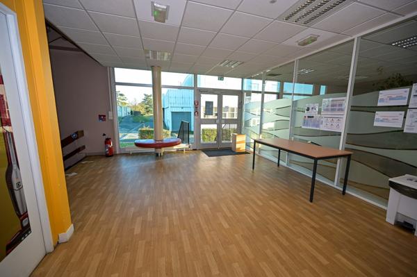 A LOUER SURFACE DE BUREAUX - Z.A. DE SENLIS