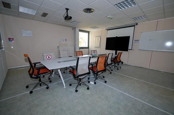 A LOUER SURFACE DE BUREAUX - Z.A. DE SENLIS