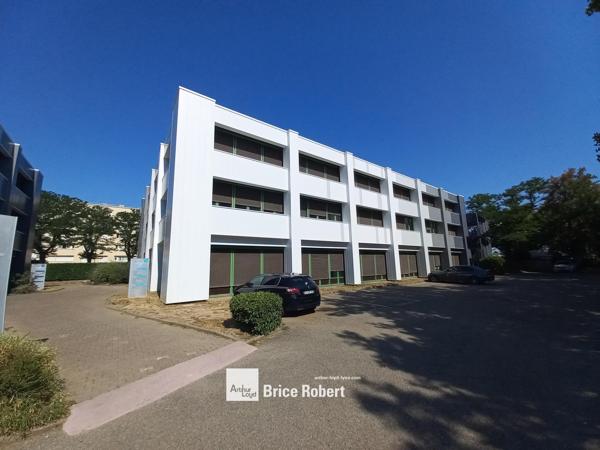 Bureau à louer à Bron lumineux avec salle de réunion vitrée