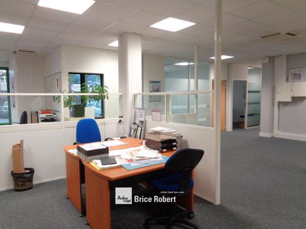 Bureau à louer à Bron lumineux avec salle de réunion vitrée