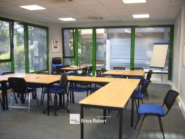 Bureau à louer à Bron lumineux avec salle de réunion vitrée