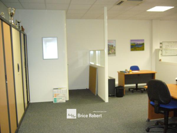 Bureau à louer à Bron lumineux avec salle de réunion vitrée