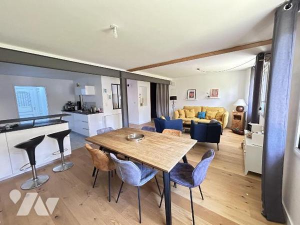 Plein centre de Cancale - Maison rénovée comprenant une entrée avec placard, salon-séjour avec ...