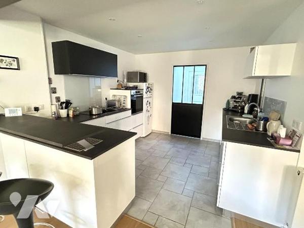 Plein centre de Cancale - Maison rénovée comprenant une entrée avec placard, salon-séjour avec ...