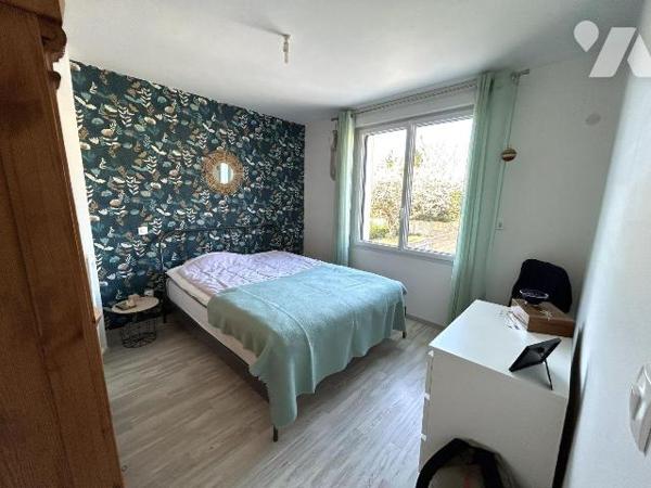 Plein centre de Cancale - Maison rénovée comprenant une entrée avec placard, salon-séjour avec ...