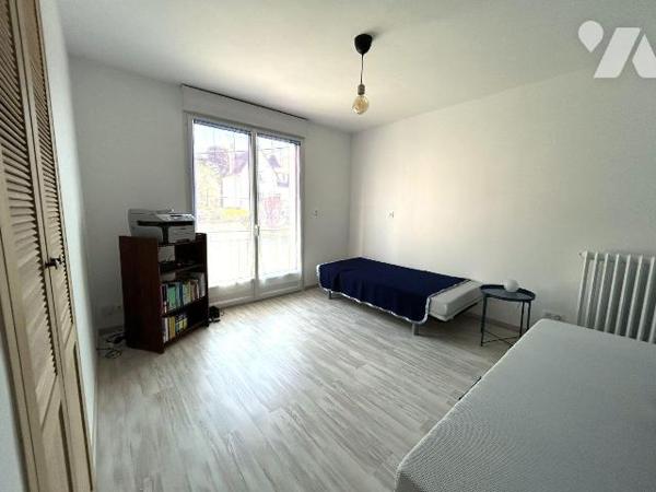 Plein centre de Cancale - Maison rénovée comprenant une entrée avec placard, salon-séjour avec ...