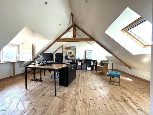 Plein centre de Cancale - Maison rénovée comprenant une entrée avec placard, salon-séjour avec ...