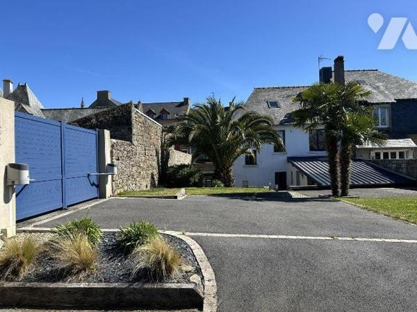 Plein centre de Cancale - Maison rénovée comprenant une entrée avec placard, salon-séjour avec ...