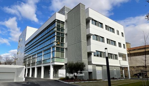 Bureaux à louer avec laboratoire et parkings à Lyon 8ème proximité hôpitaux