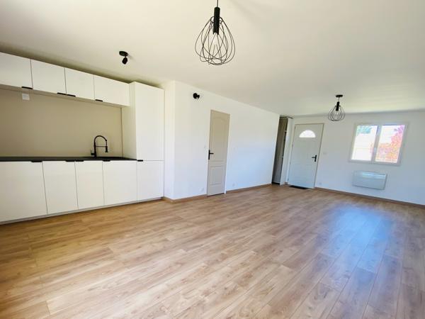 Maison rénovée de plain-pied avec 3 chambres et jardin – Hourtin 278 000 €