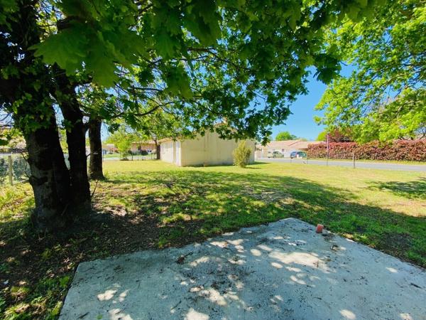 Maison rénovée de plain-pied avec 3 chambres et jardin – Hourtin 278 000 €