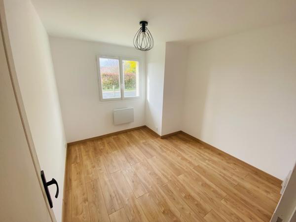 Maison rénovée de plain-pied avec 3 chambres et jardin – Hourtin 278 000 €