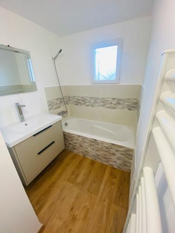 Maison rénovée de plain-pied avec 3 chambres et jardin – Hourtin 278 000 €
