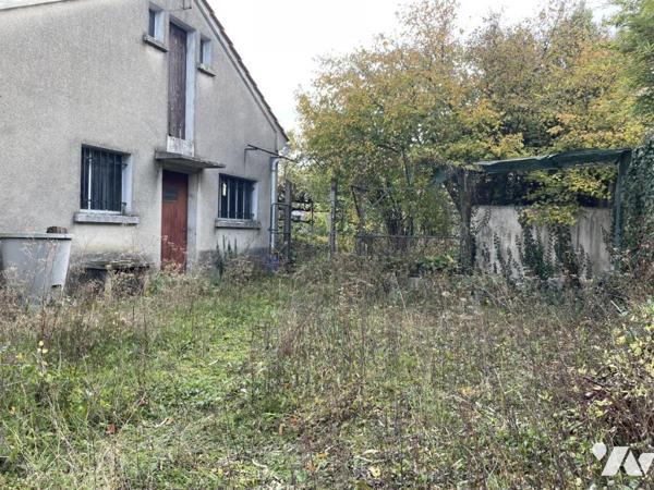 Maison de 5 pièces A RENOVER. Terrain clos de 767 m².