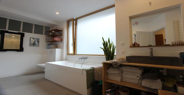 L'EXCEPTIONNELLE BULLE DE VERDURE EN CENTRE HISTORIQUE, UN VASTE APPARTEMENT, SES LOGIS ANNEXES, SA TERRASSE & SON JARDIN LUXURIANT. - L'agence Immobilier & Associés