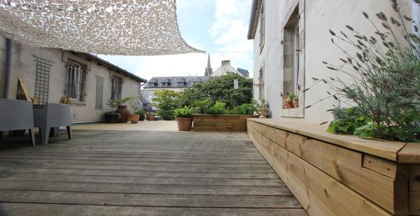 L'EXCEPTIONNELLE BULLE DE VERDURE EN CENTRE HISTORIQUE, UN VASTE APPARTEMENT, SES LOGIS ANNEXES, SA TERRASSE & SON JARDIN LUXURIANT. - L'agence Immobilier & Associés