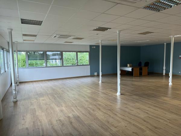 BALLAN MIRE BUREAUX A LOUER 440 M² PARKINGS