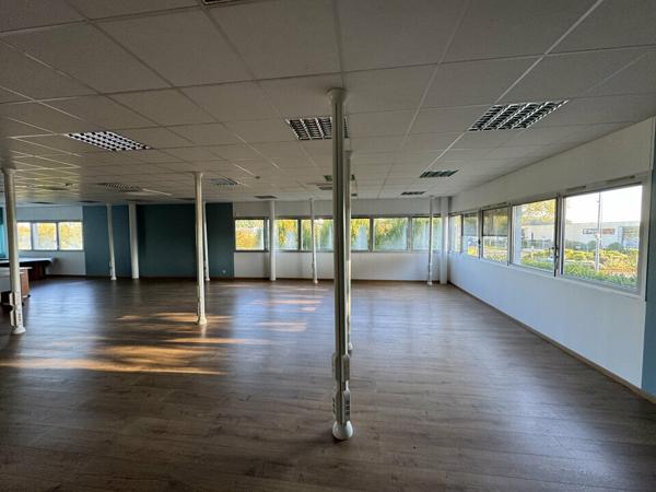 BALLAN MIRE BUREAUX A LOUER 440 M² PARKINGS